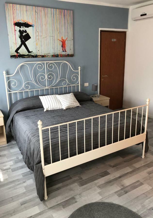 Irides Rooms A Un Passo Dai Parchi Divertimento Lazise Exterior foto
